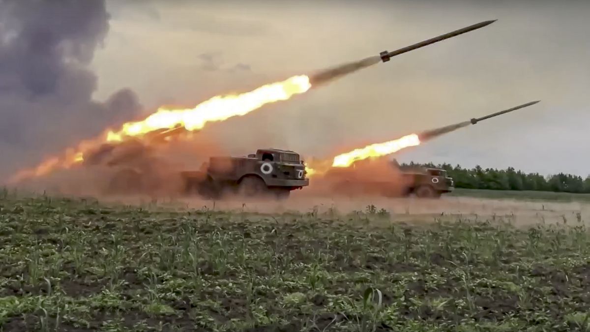 Ukrajina pokračuje v protiofenzivě u Chersonu, oblastního šéfa prý donutila k útěku